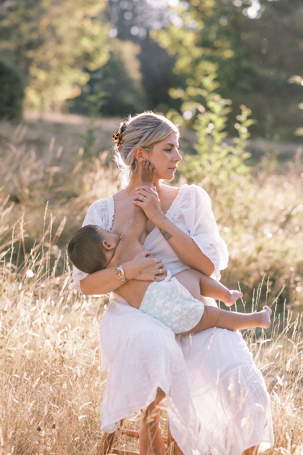 outdoor breastfeeding photography